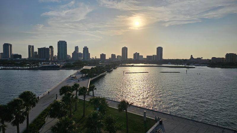 Waterfront Views And Easy Wandering