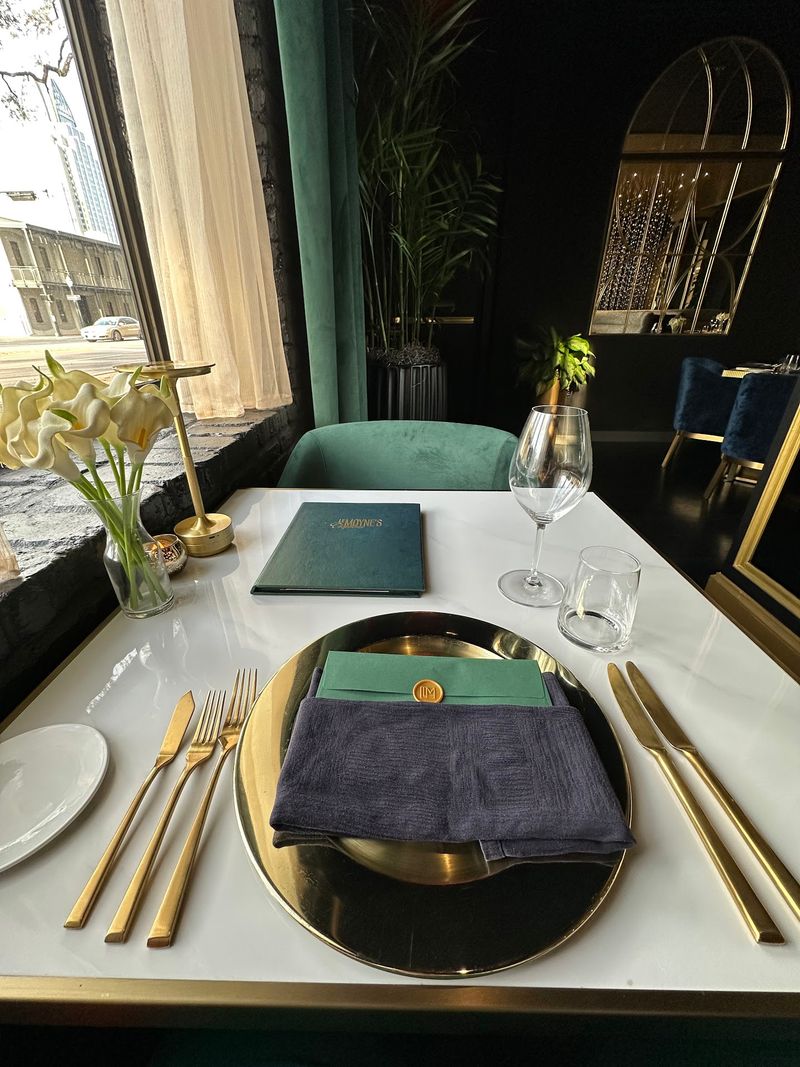 The Service Rhythm That Keeps The Evening Moving Smoothly