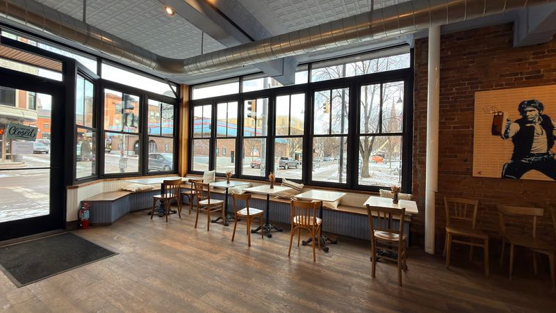 A Sunny Interior That Draws You Right In