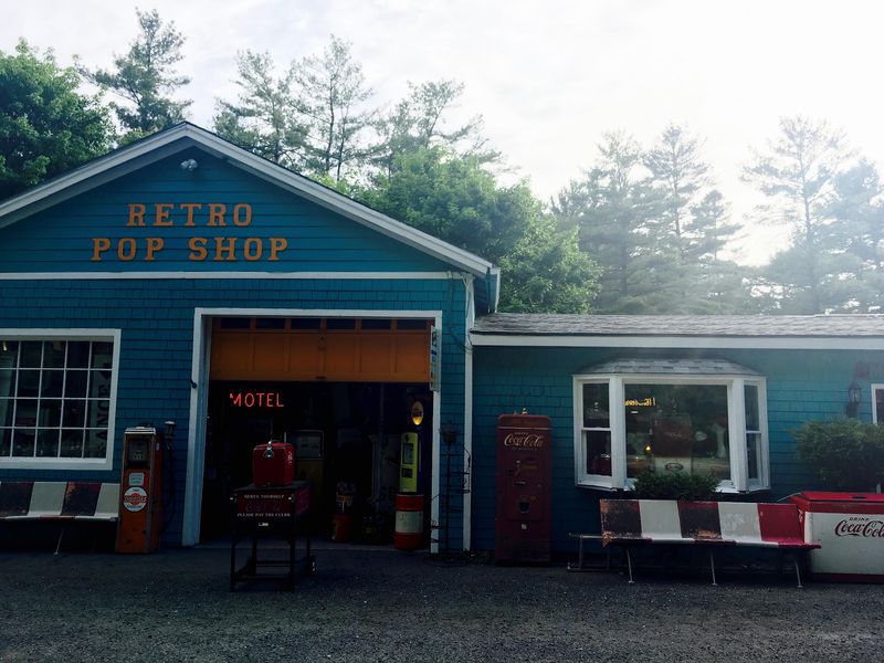 Retro Pop Shop, Lee