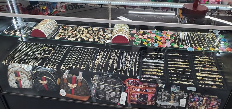 Glittering Jewelry Cases And Custom Pieces