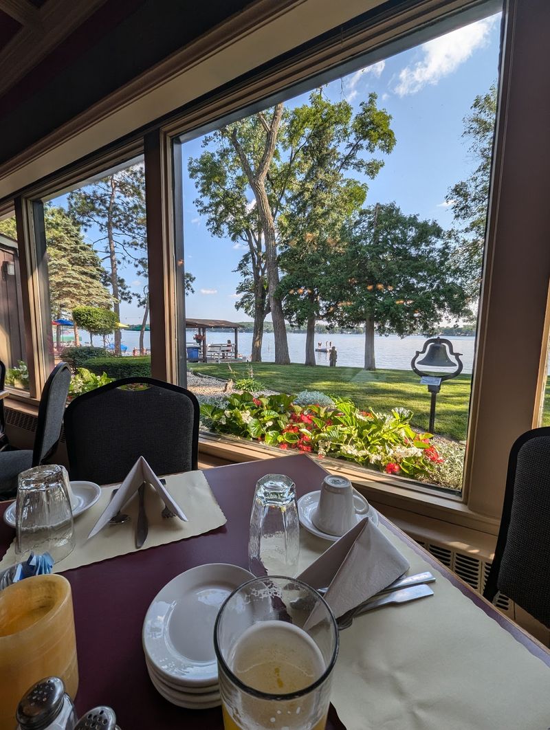 Lakeside Views That Turn Dinner Into An Occasion