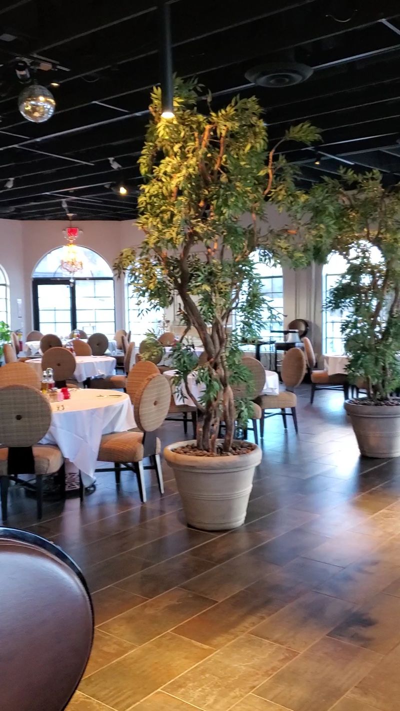 A Dining Room That Feels Warm, Not Fussy