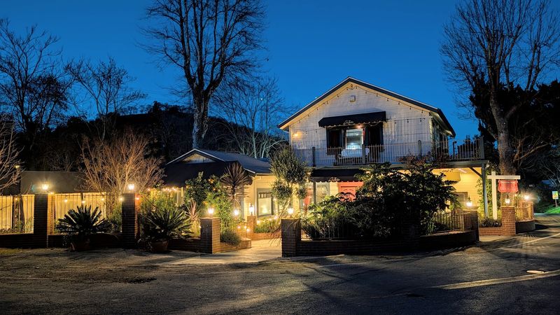 La Foret: Quiet Footsteps In The Creekside Woods