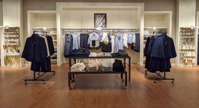 Banana Republic Factory Store, Lee