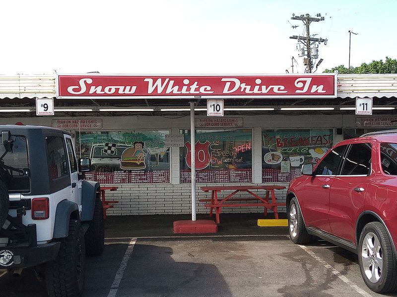 Snow White Drive In, Lebanon
