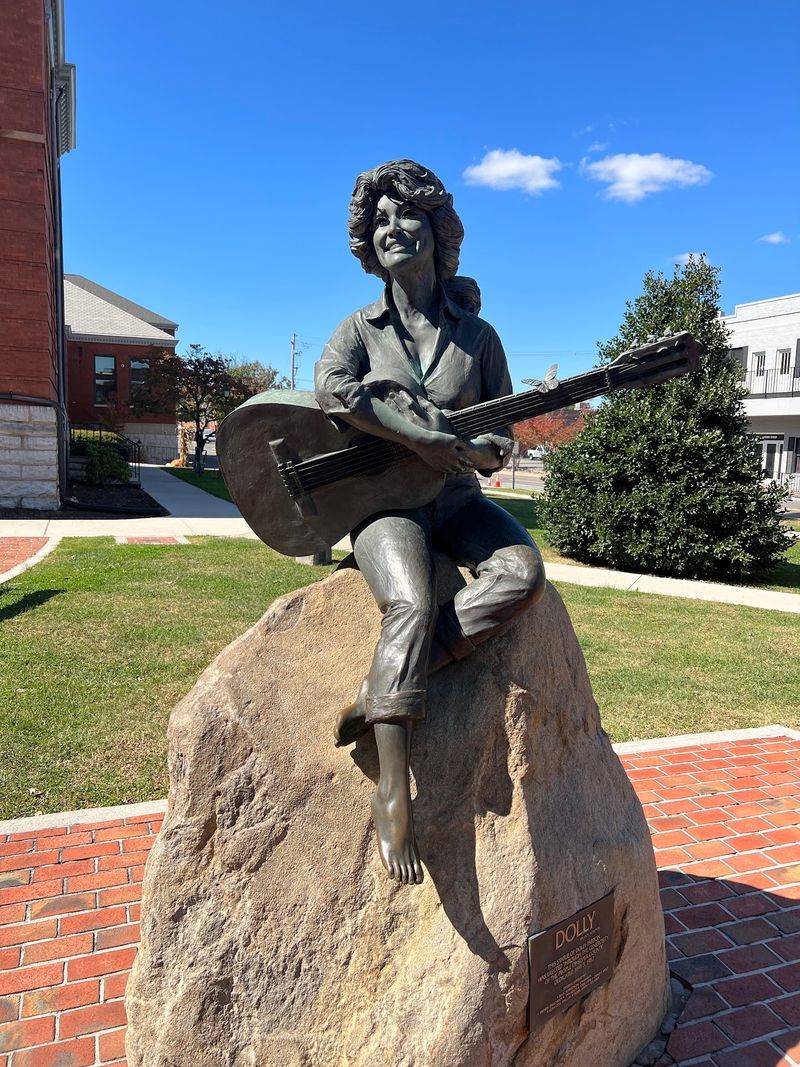 Dolly Parton Statue