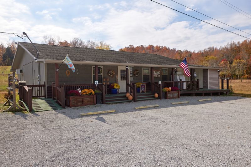 Cane Creek Market, Lobelville