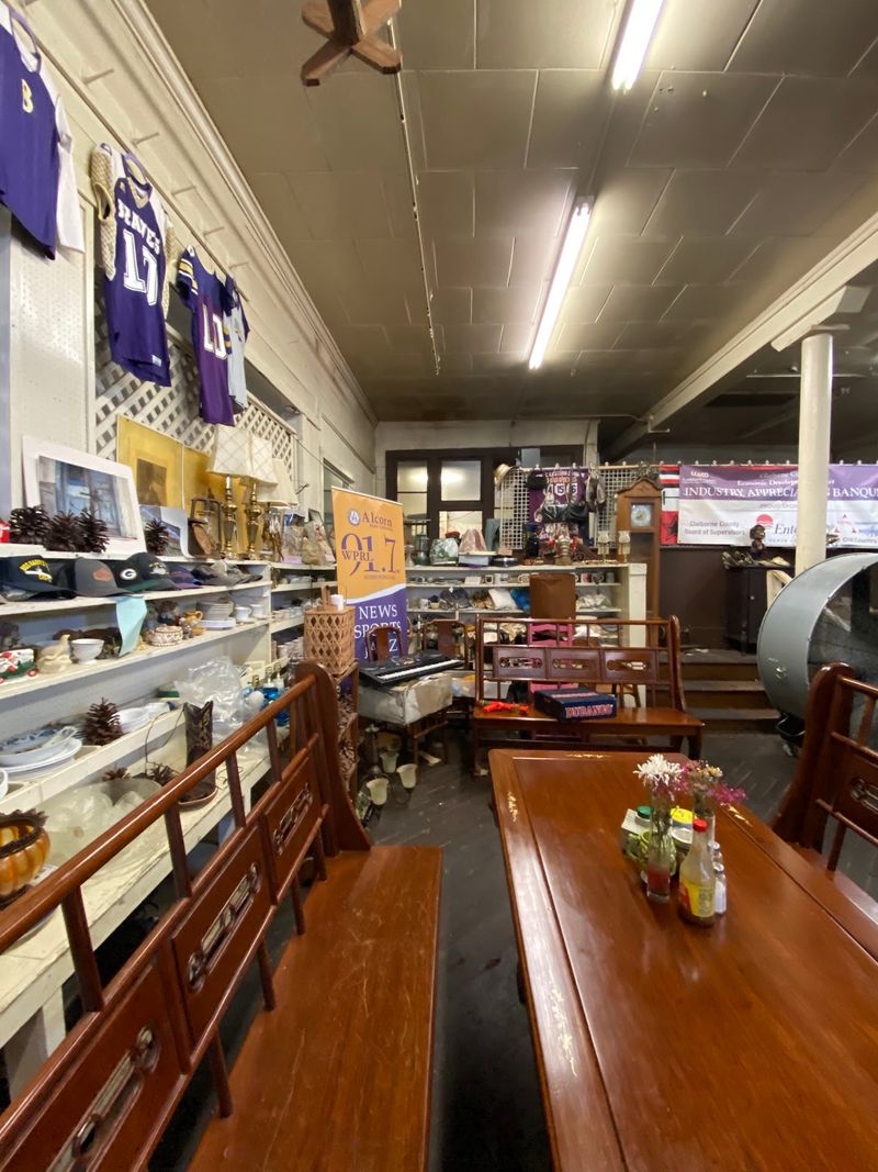 The Old Country Store - Lorman