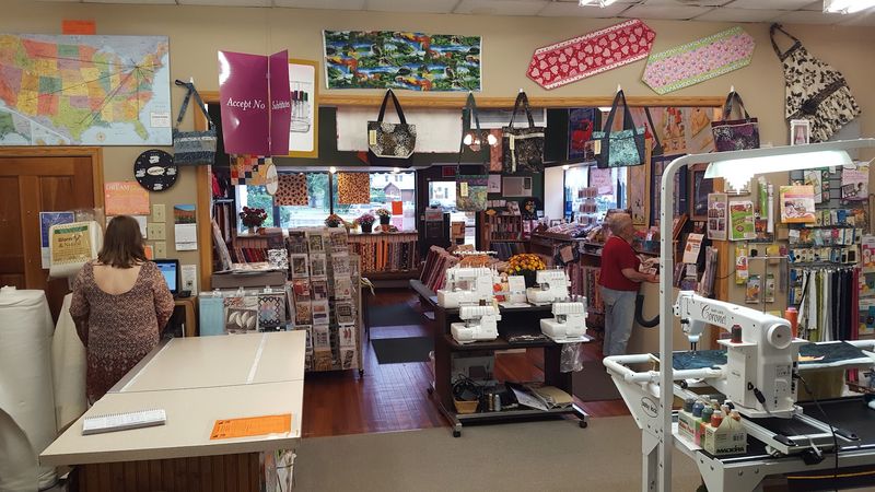 Creekside Fabrics, Quilts And Yarn