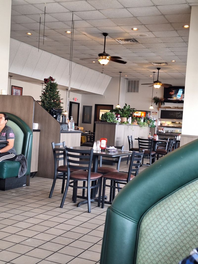 Coffee Refills And Service With A Friendly Rhythm