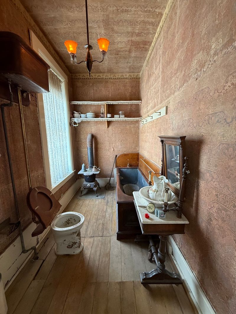Gold Leaf Plumbing And Other Boomtown Flexes