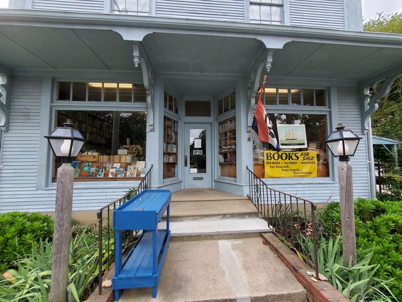 Parnassus Book Services, Yarmouth Port