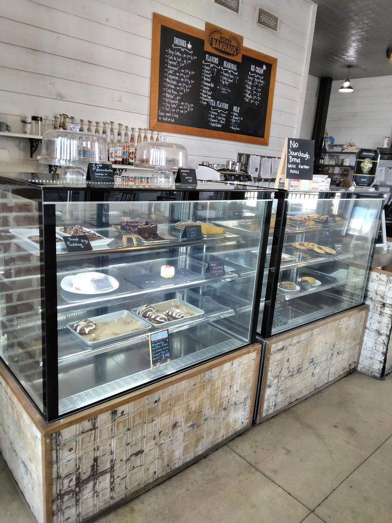 Counter Service That Moves At A Friendly Pace