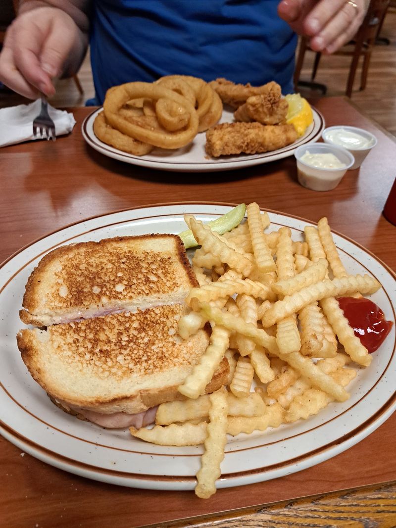 Lunch Plates Built For Big Appetites
