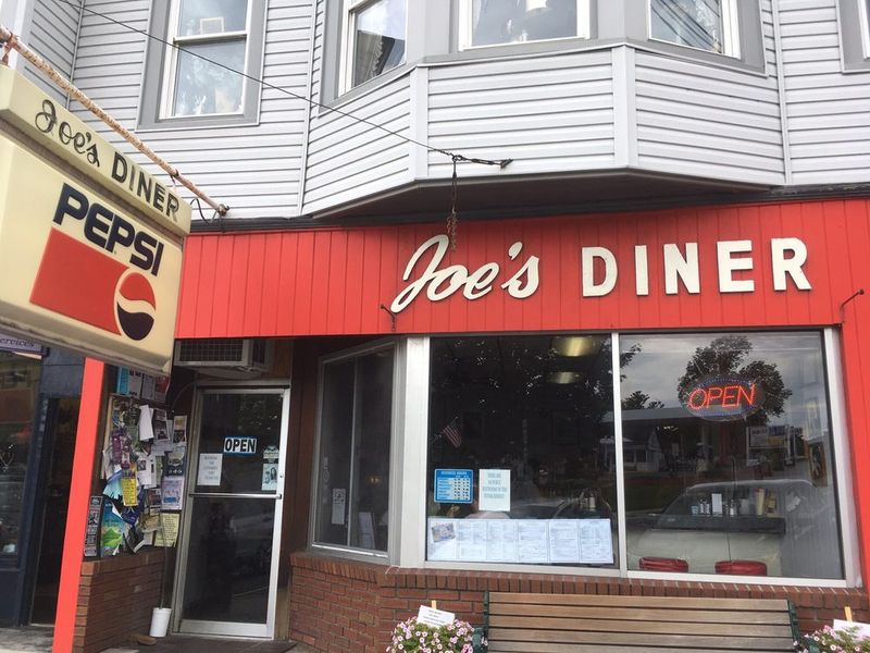 Joe's Diner, Lee