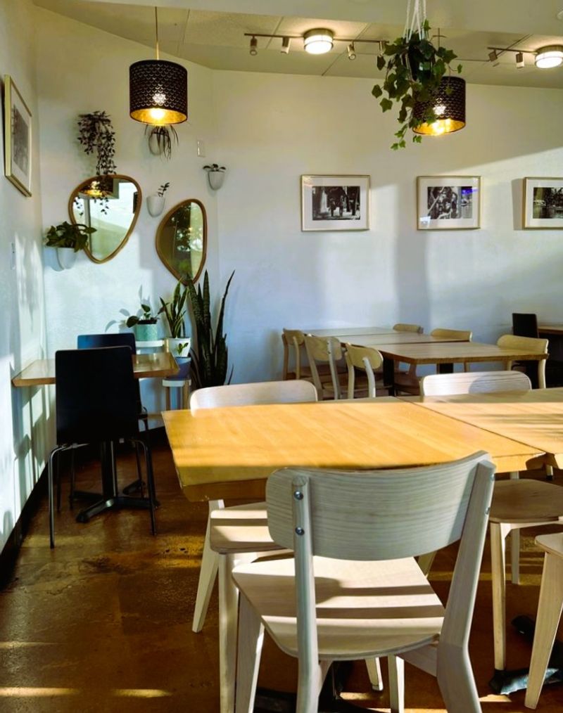 A Dining Room That Feels Warm Instead Of Loud
