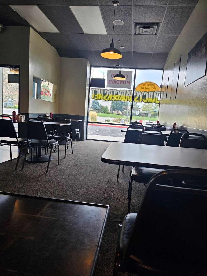 Juicy's Giant Hamburgers, Reno