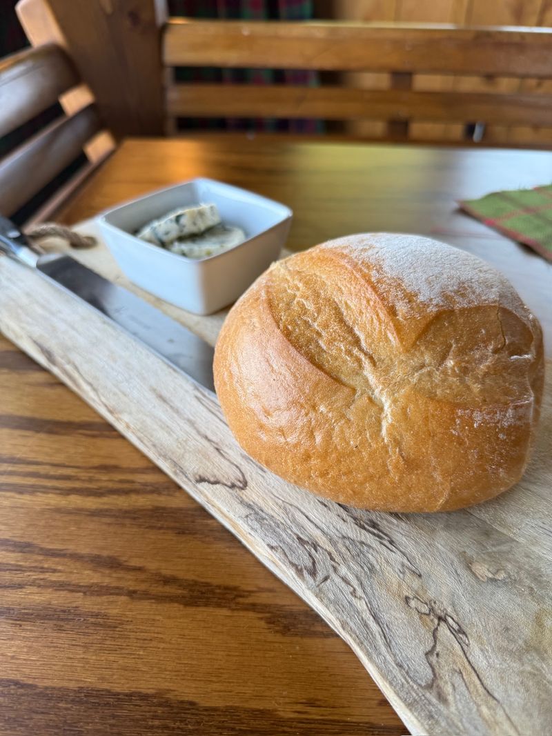 Warm Bread, Cheese Curds, And Starters That Set The Mood