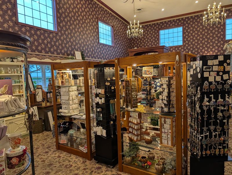 Country Decor And A Room That Handles Crowds