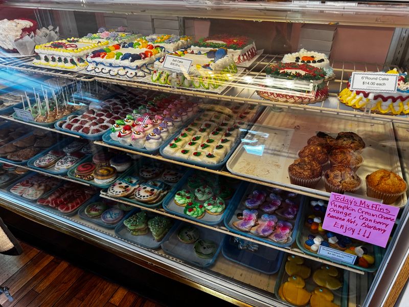 A Highway Bakeshop With Four Decades Of Frosting