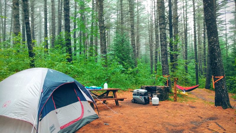 A River Bend Where Budget Camping Still Feels Grand