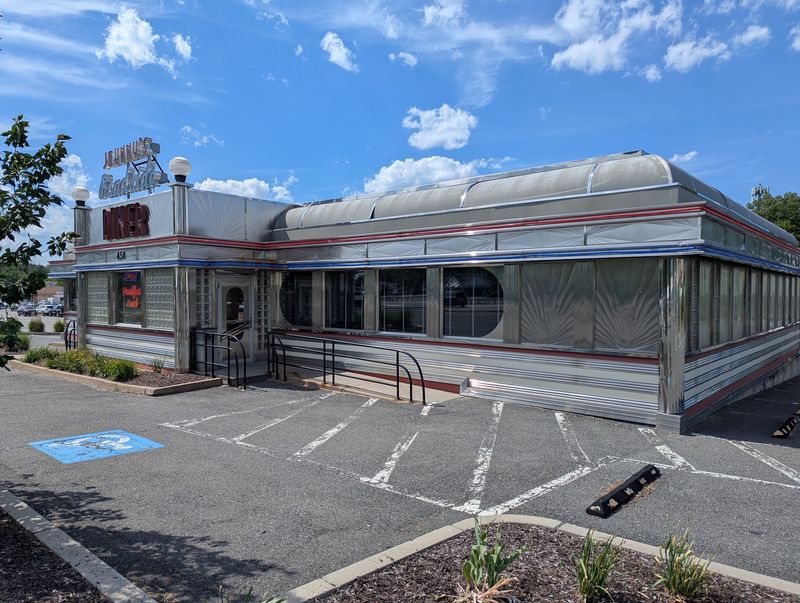 Johnny's Roadside Diner, Hadley