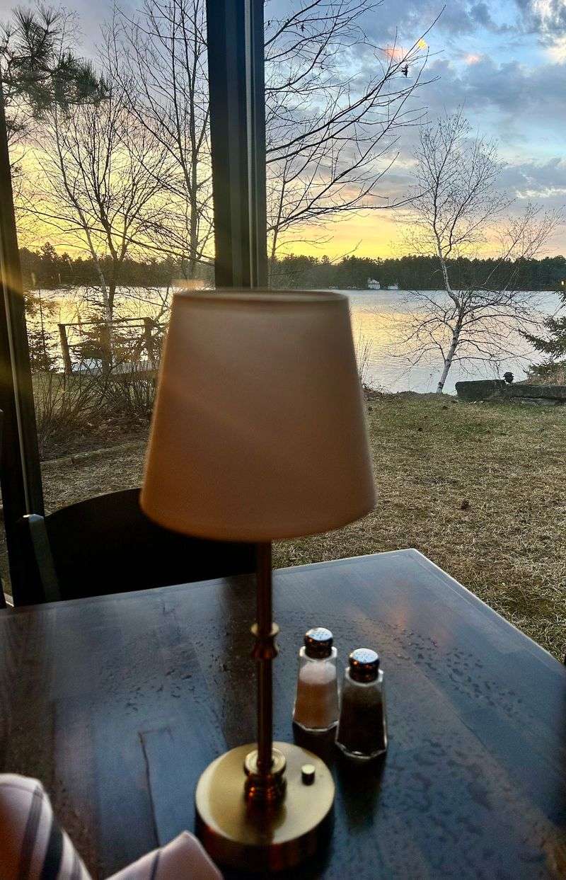 A Lakeside Dining Room That Still Feels Like The Northwoods