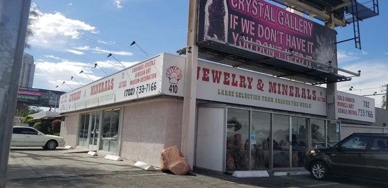 A Storefront That Hides Its Real Size