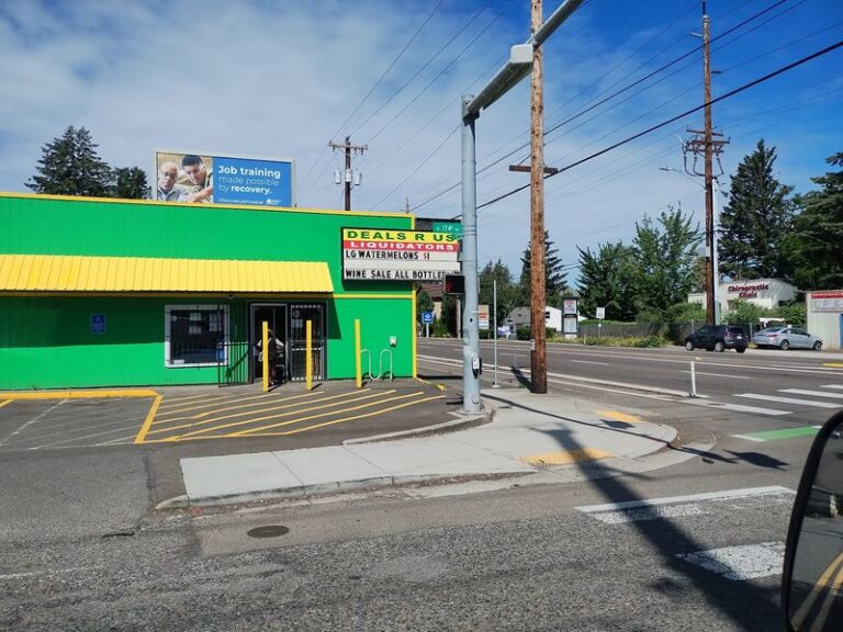 This Oregon Grocery Store Keeps Prices Low While Offering A ...