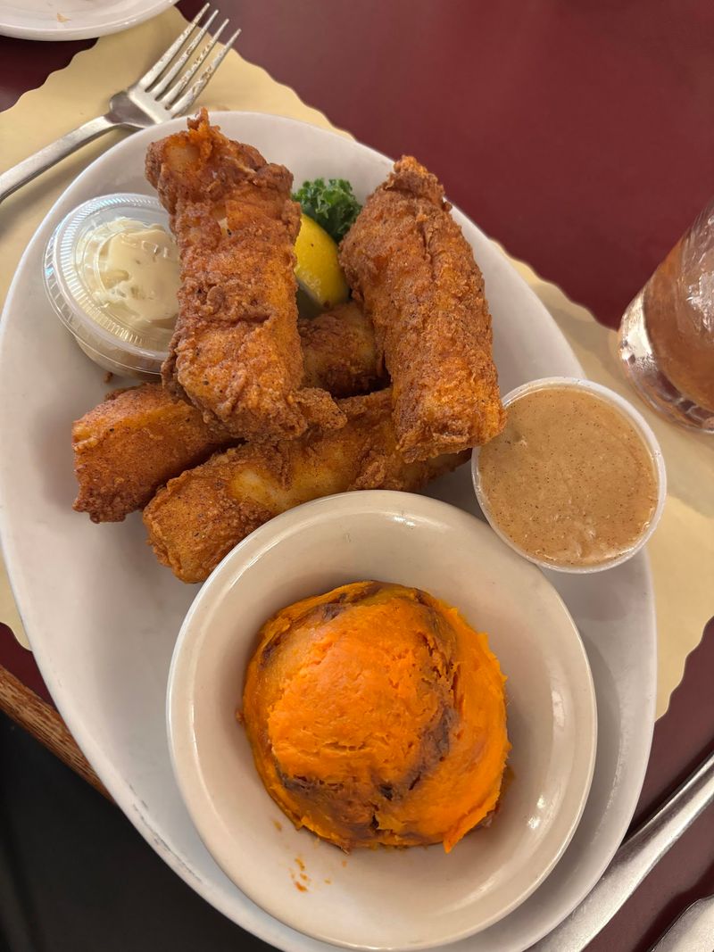 The Friday Fish Fry Tradition That Never Gets Old