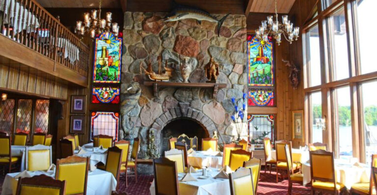 This Wisconsin Lakeshore Restaurant Has Turned Sunday Dining Into A Local Tradition