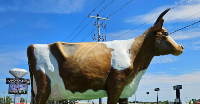 Discover This Quirky 20-Foot-Long Fiberglass Cow Hiding In Wisconsin