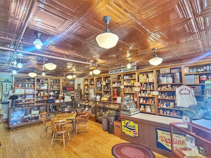 Cedarburg Keeps Its Stone Mills And Shops Within Easy Reach
