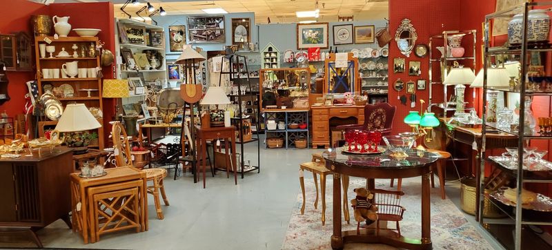 GasLamp Antiques & Decorating Mall