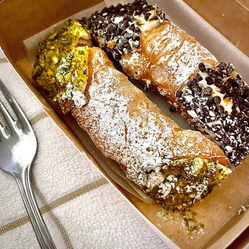 The Cannoli That Gets Filled Right Before Your Eyes