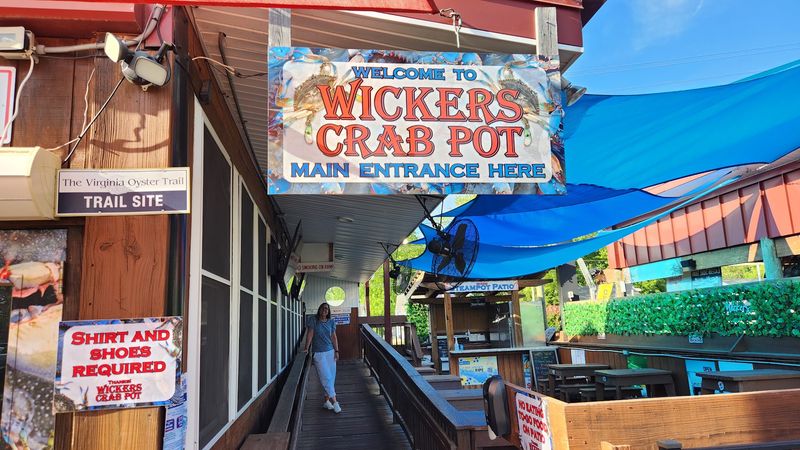 Casual Rooms, Live Music, And Oyster Shell Charm