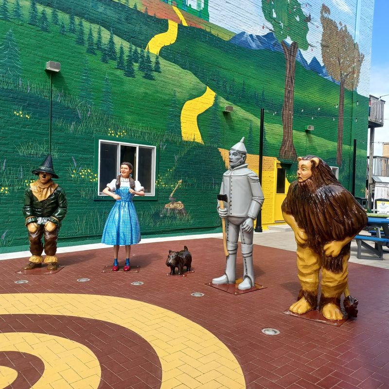 Statues That Turn Everyone Into A Photographer