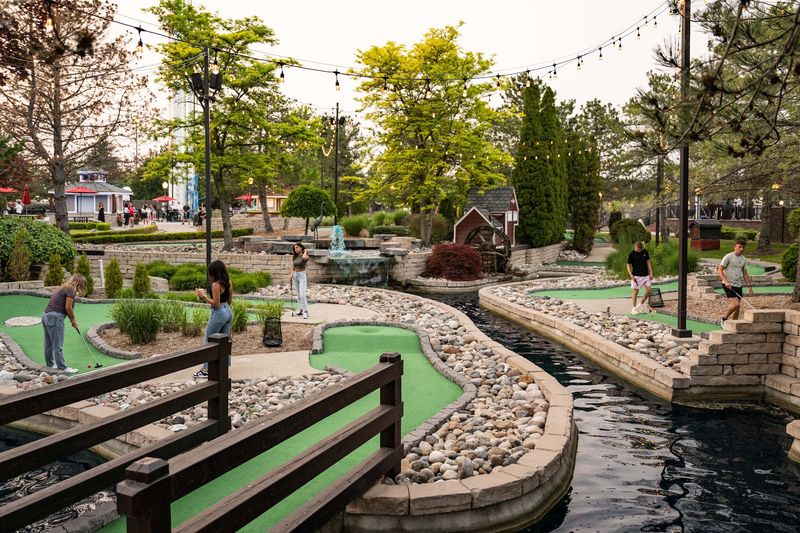 Mini Golf Battles Under Open Skies