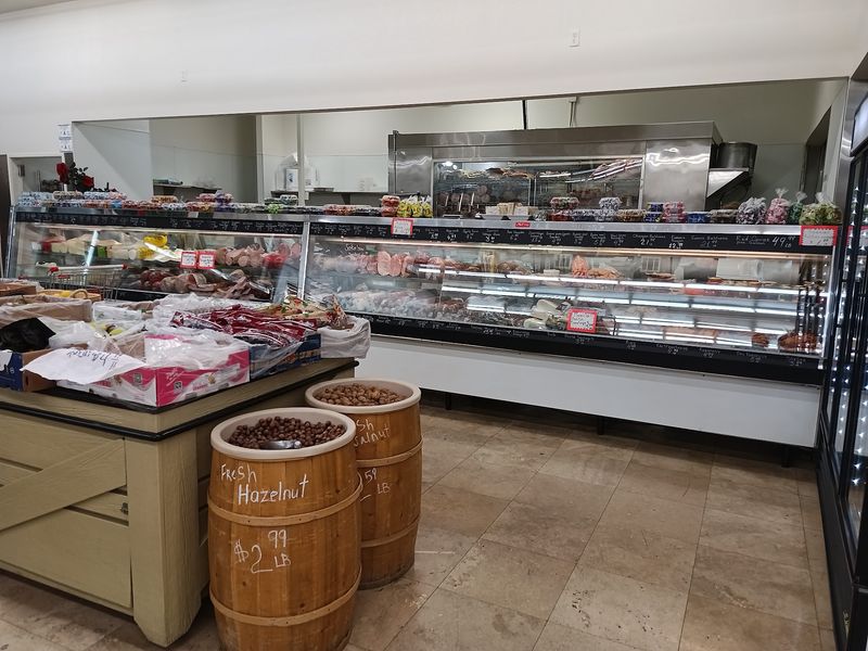 Jones Market Keeps Spring Mountain Road Smelling Like A Bakery