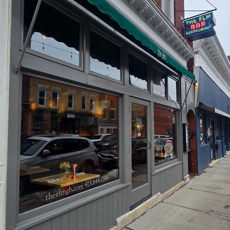 The Elm Pairs Neapolitan Pizza With A Historic Mahogany Bar