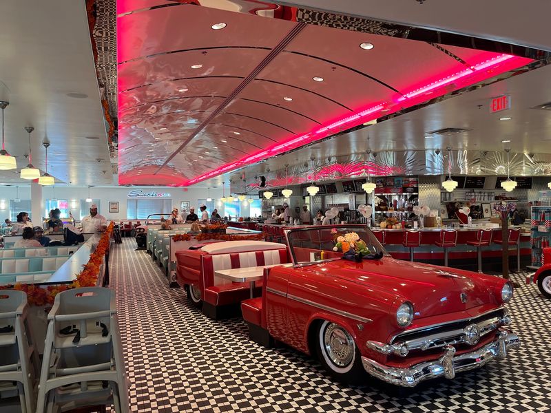 Fifties Hits, Dancing Servers and a Room That Somehow Stays Conversational