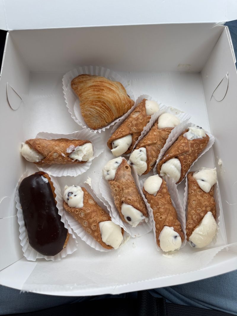 Cannoli With A Shell That Actually Snaps