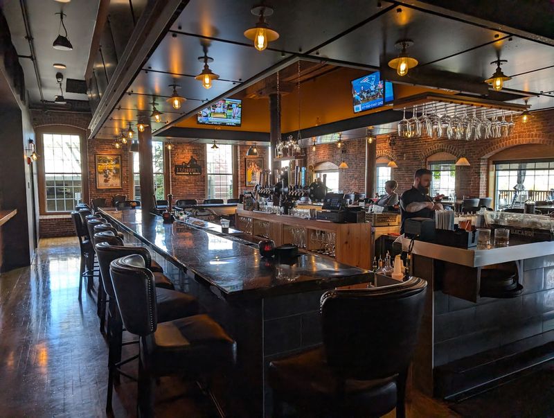 Live Music Lounge And An Easy Weekend Vibe