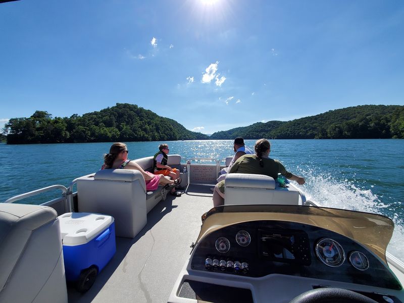 Pontoon Rentals Built For Big Groups And First-Timers