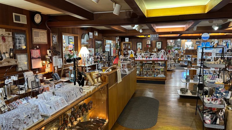 A Craft Shop Backed By Many Artisans