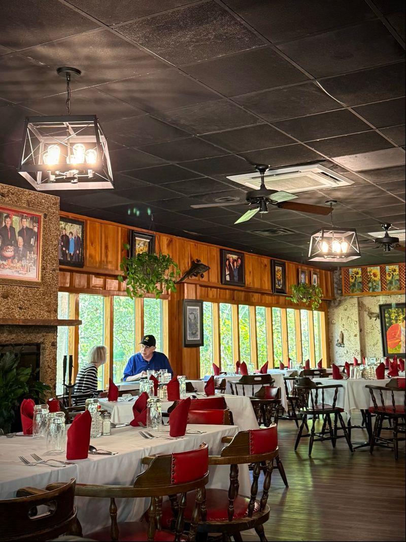 A Cabin Style Dining Room Filled With Plants