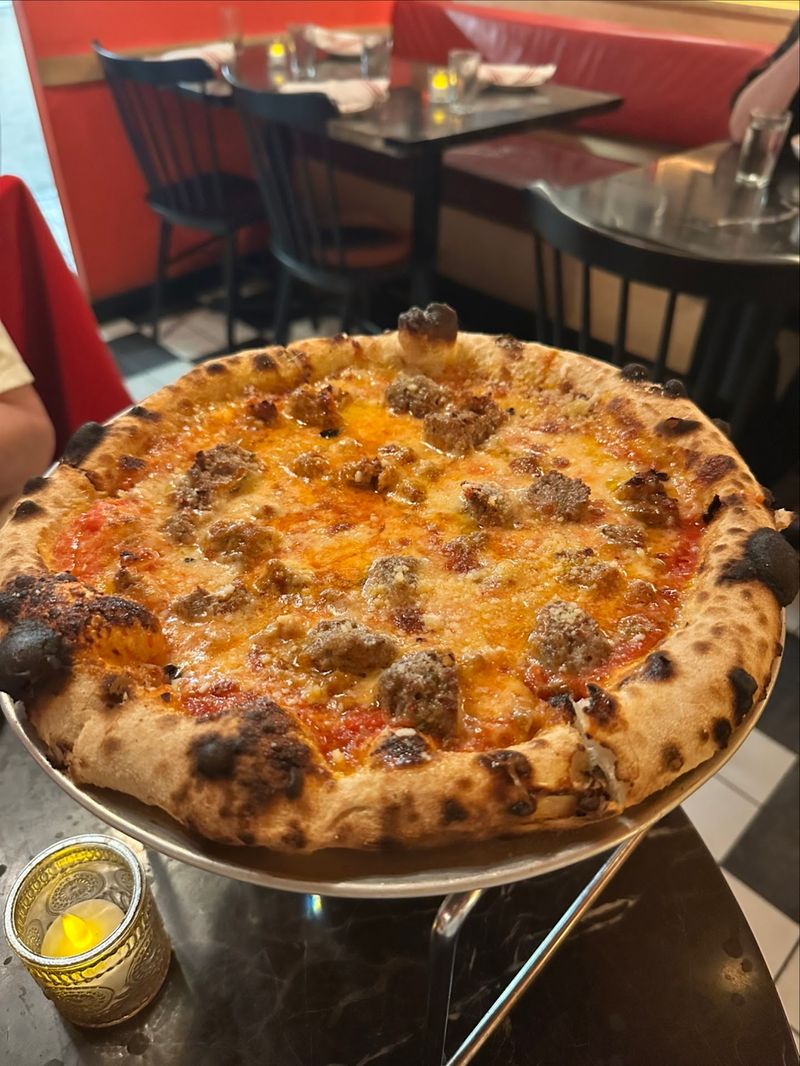 Crust That Splits The Difference Between Naples And New York