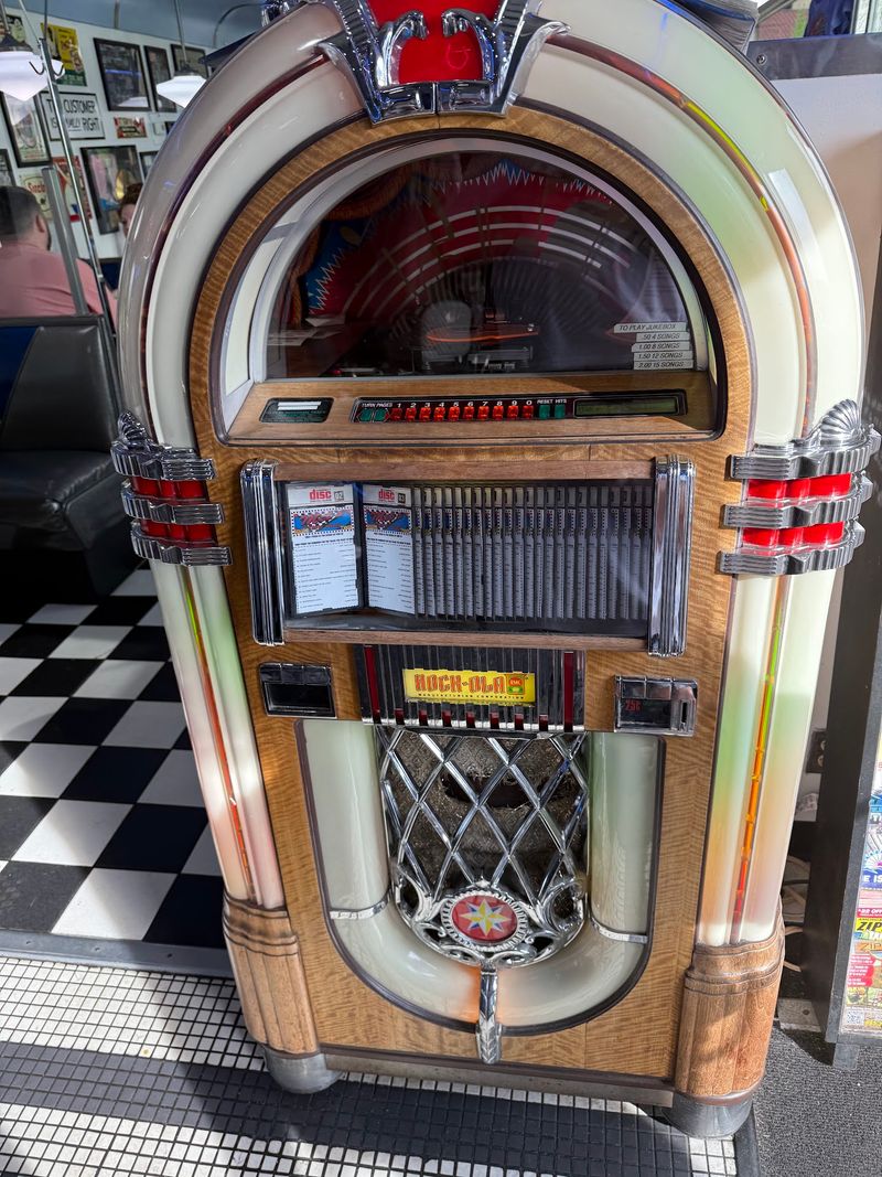 Fifties Decor, A Jukebox, And Classic Car Touches