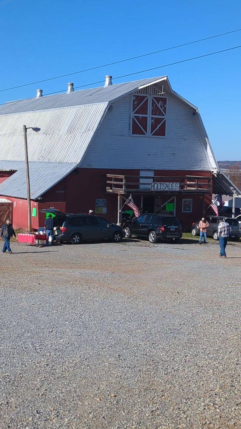 The Hardware Barn That Stops Tool People Cold